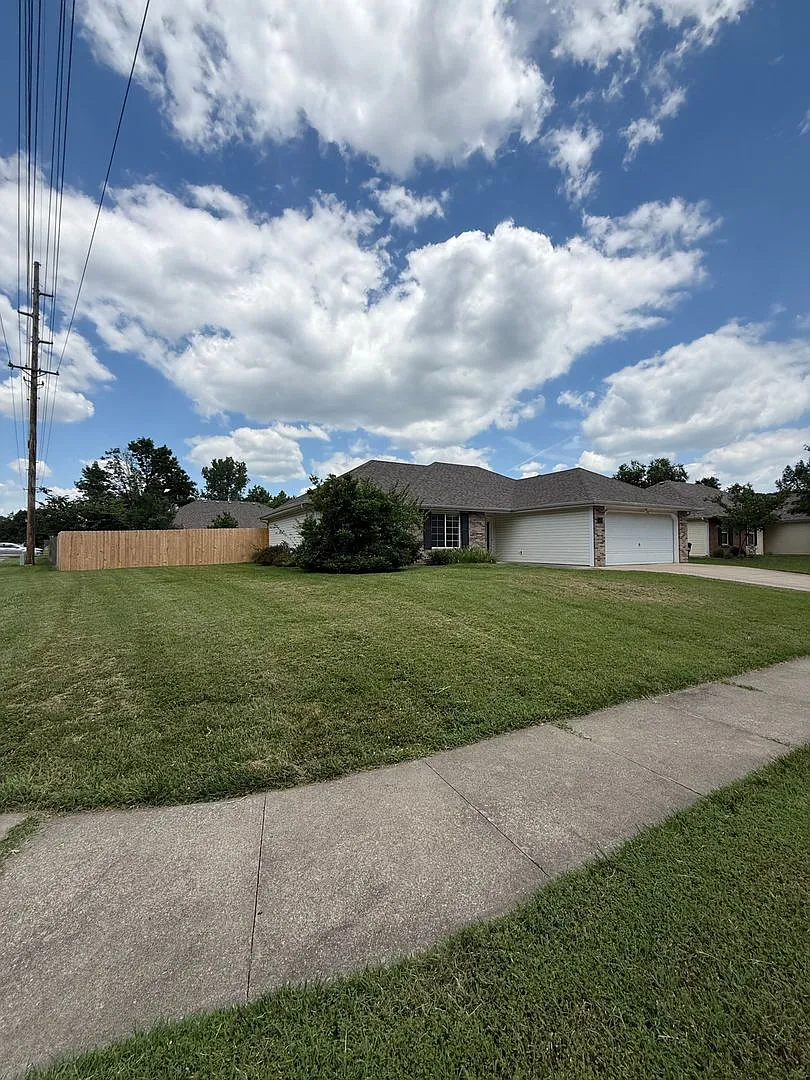 3 bed 2 bath Home with fenced in backyard — Photo 2