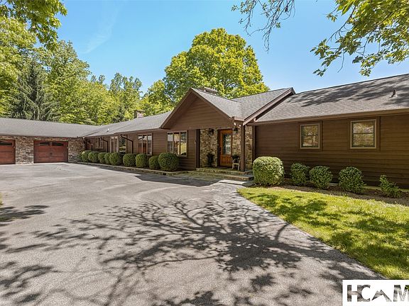 3rd image of 240 Round Hill Road