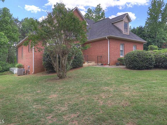 3rd image of 560 McGarity Dr