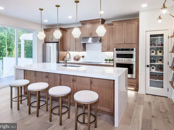 68 Grayson Ln, Downingtown, PA 19335