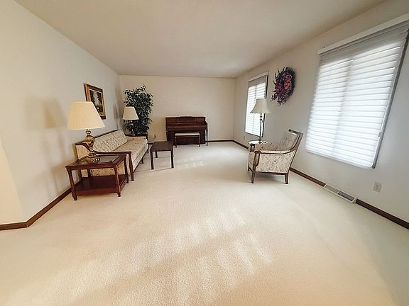 3rd image of 300 Fieldstone Ln