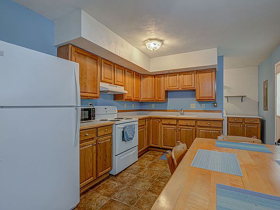 2nd image of 400 Willow Dr