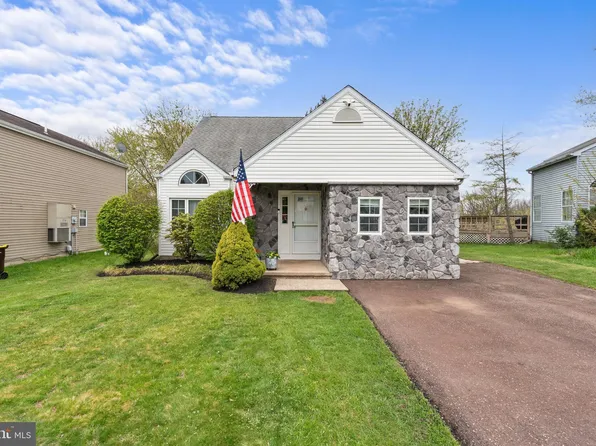 206 Village Green Ln, Telford, PA 18969