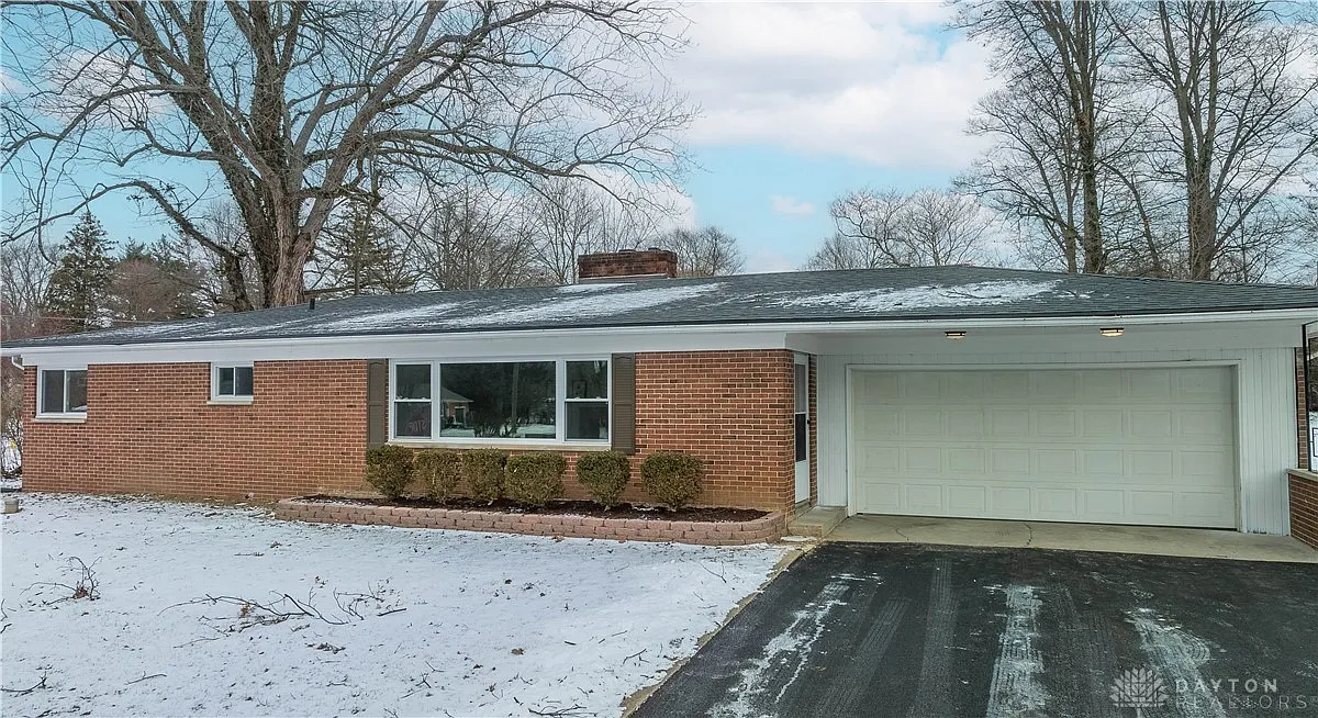 2946 Oxford Dr photo 1