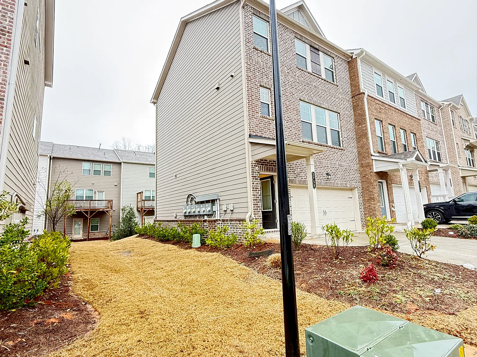 3 bed, 3.5 bath, 2000 sqft, $2,700 — Photo 2