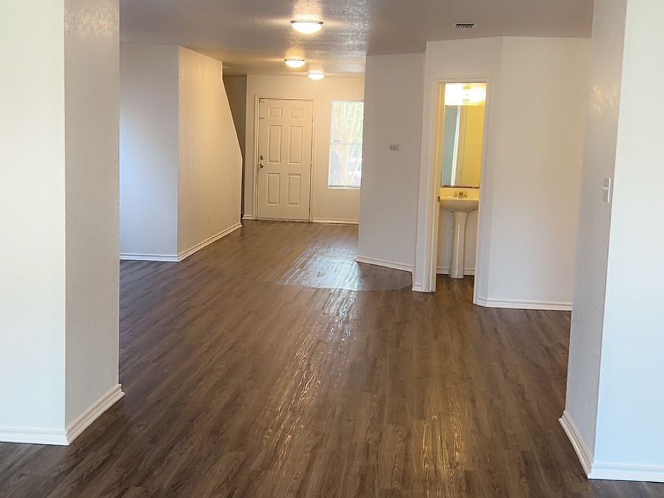 Entry / Living room