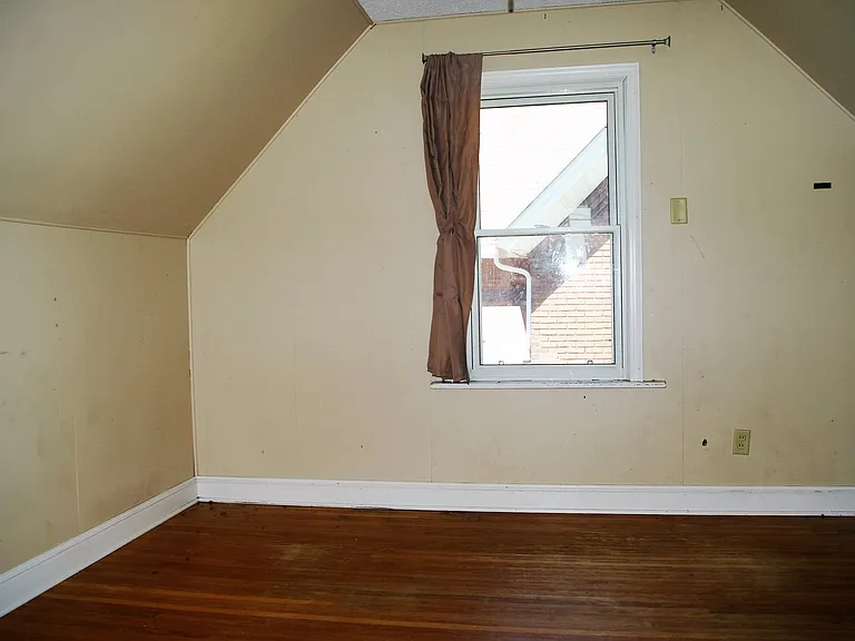 1677 Sherburne Ave — Photo 6