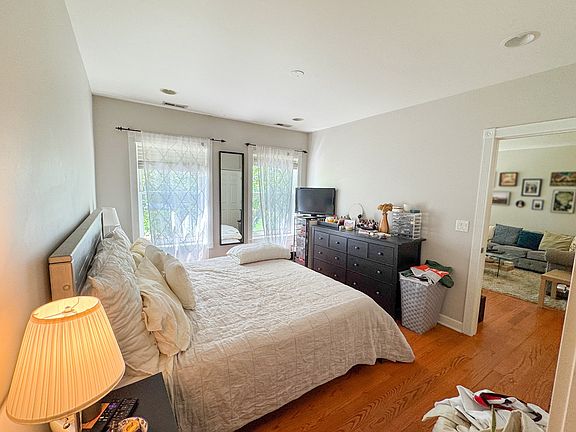 3rd image of 2634 W Glenlake Ave #3C