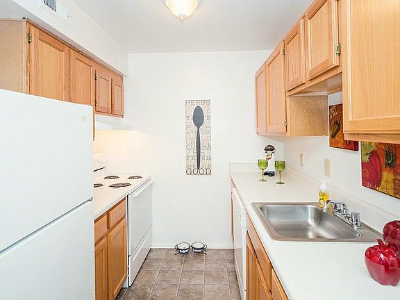 3rd image of 9 S Kingsbridge Pl #A