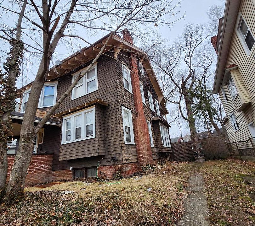 2nd image of 32 Oak Ln