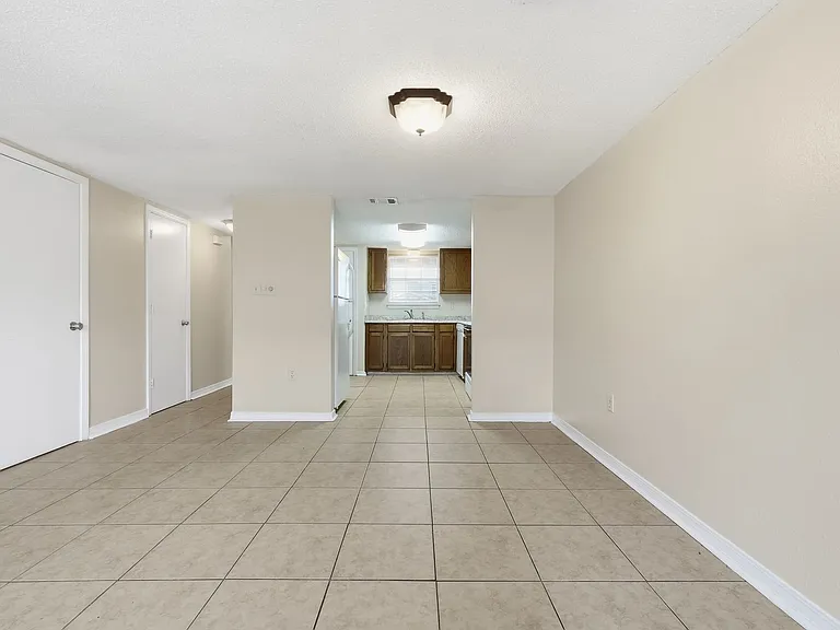 1807 Whispering Oaks Ln — Photo 13