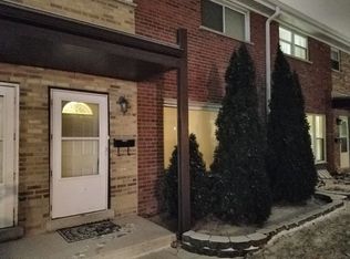 210 Linn Ct APT B, North Aurora, IL 60542