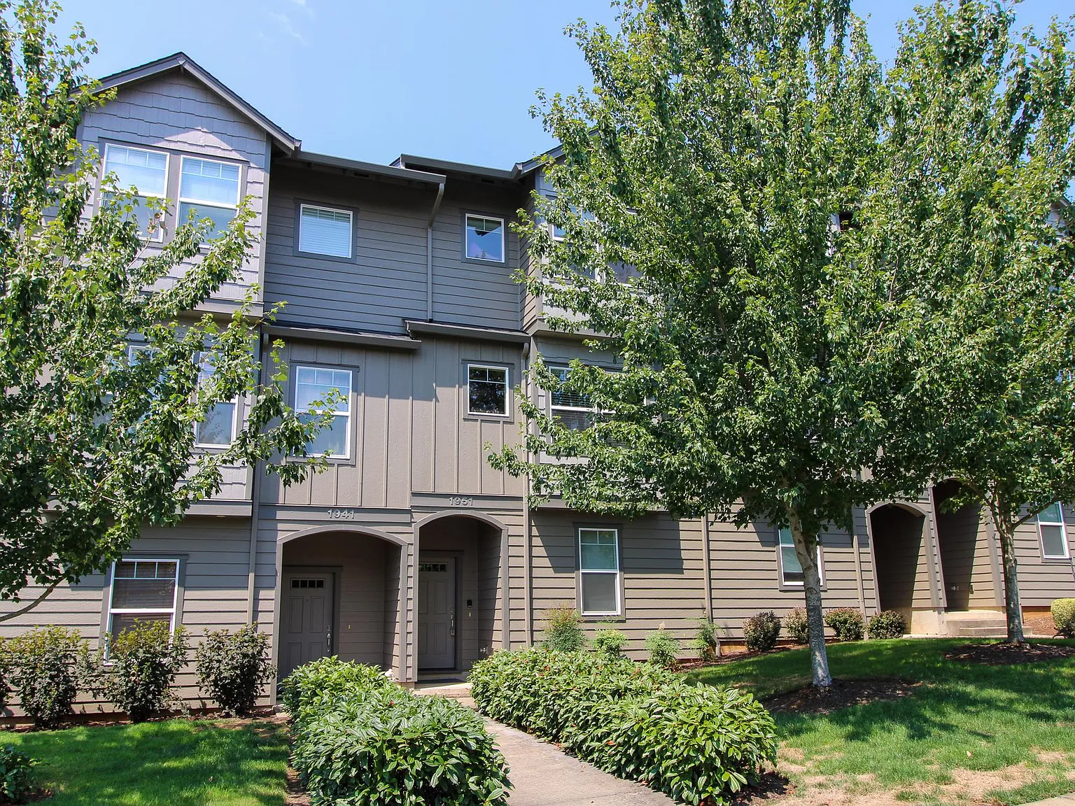2 bed, 2.5 bath, 1465 sqft, $1,950 — Photo 2