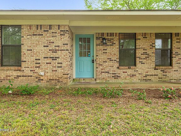 4th image of 415 McKay Cir