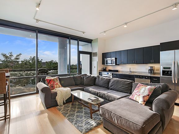 5th image of 860 W Blackhawk St #303