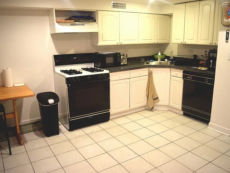 1422 W Fletcher St #G — Photo 9