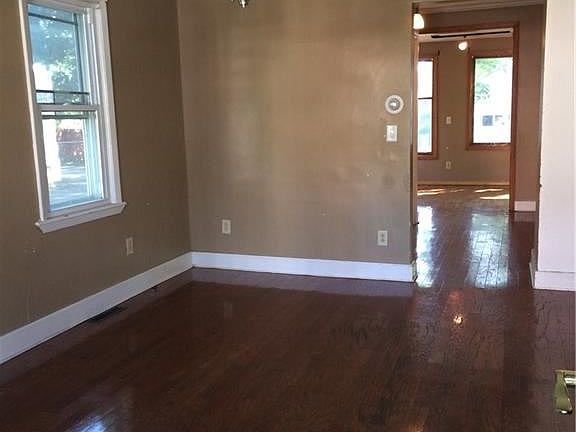 2nd image of 221 Kenwood Ave
