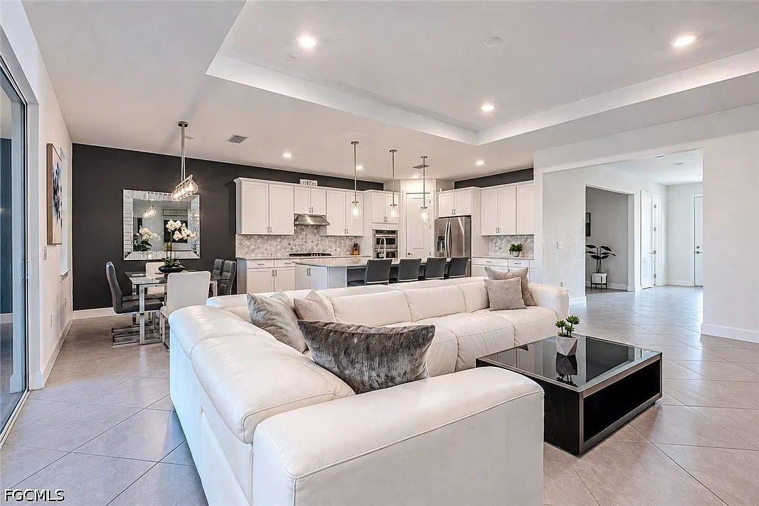 4 bed, 3.0 bath, 2513 sqft, $4,600 — Photo 3