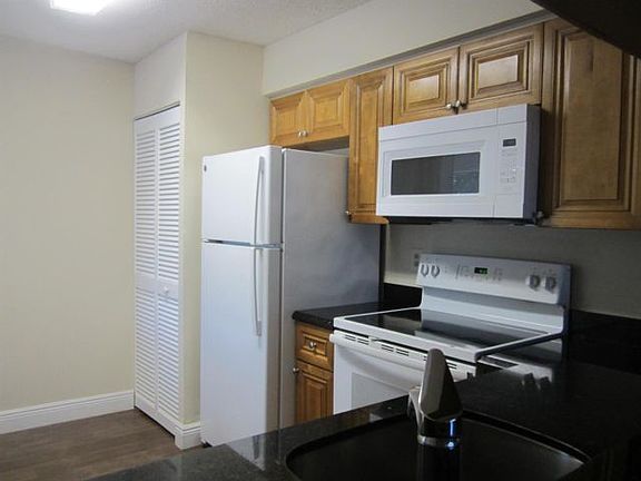 3rd image of 21206 Glenmoor Dr #21206