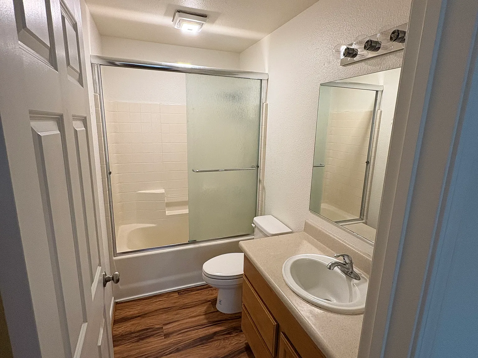 2 bed, 806 sqft, $2,450 — Photo 3