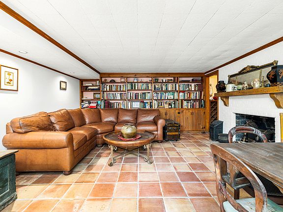 54th image of 418 Fairview St