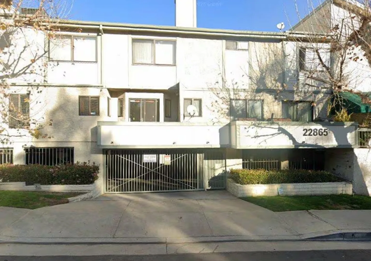 2 bed 2.5 bath townhome in Woodland Hills — Photo 1