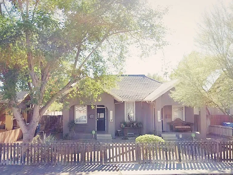1325 W Woodland Ave — Photo 1