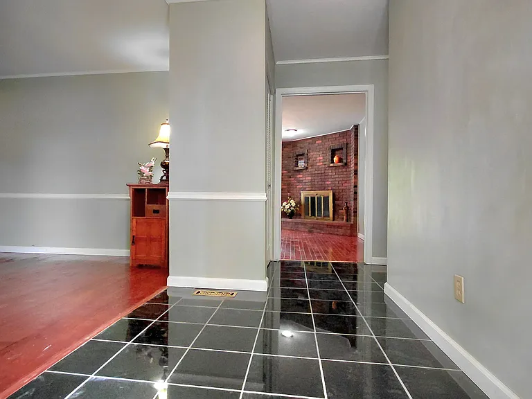 874 Hollyridge Dr — Photo 4