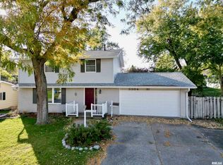 3304 S Hampton Dr, Bettendorf, IA