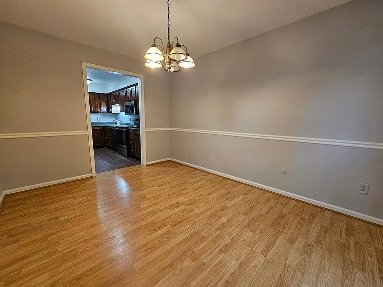 1019 Llewellyn Mews — Photo 8