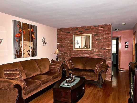 4th image of 2622 Oak St