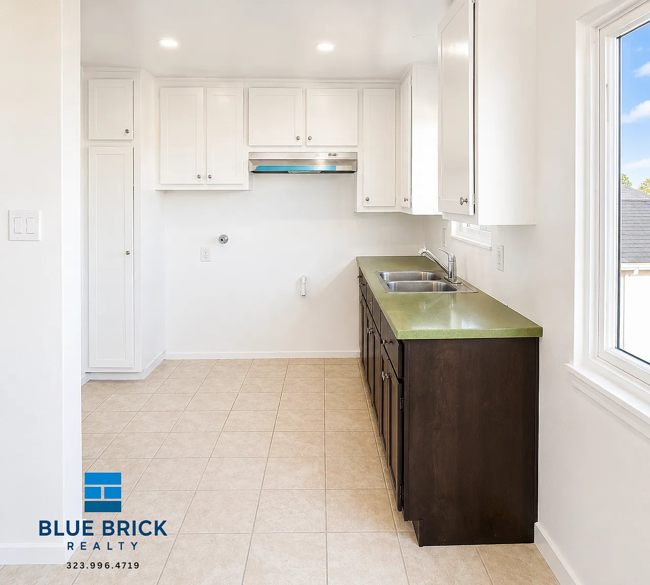 Stylish 2-Bedroom Living Close to Shopping & Transit — Photo 2