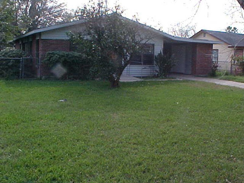 1st image of 2120 E Crockett Ave