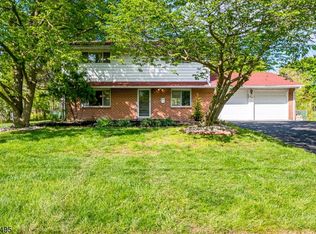 14 Woodbine Rd, Kendall Park, NJ 08824