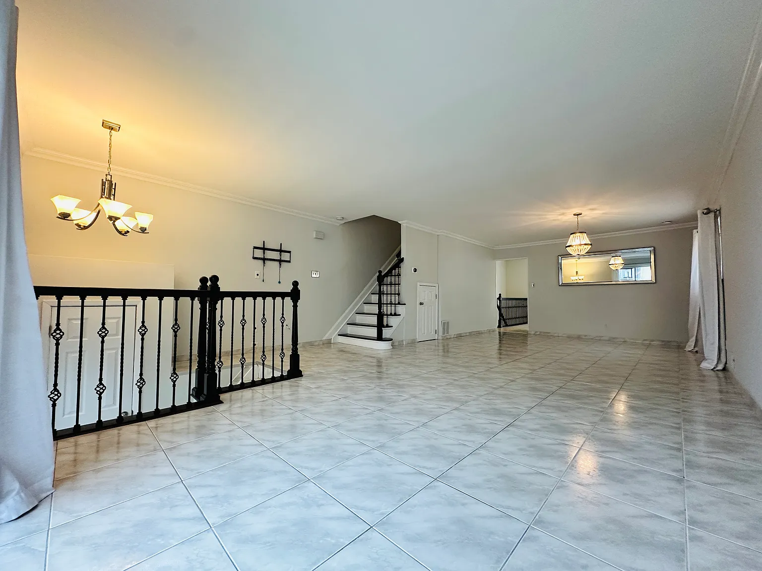 3 bed, 2.5 bath, 2392 sqft, $3,400 — Photo 2