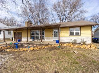 912 SW 37th St, Topeka, KS 66611
