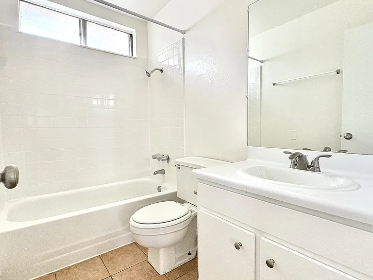 1226 E 7th St #11 — Photo 10