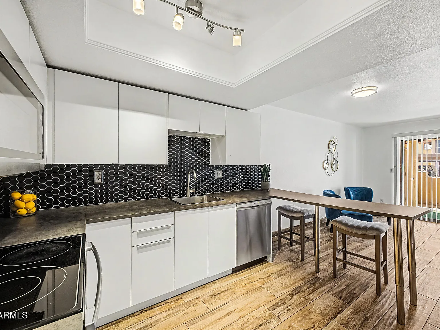 1 bed, 1.0 bath, 725 sqft, $1,300 — Photo 2