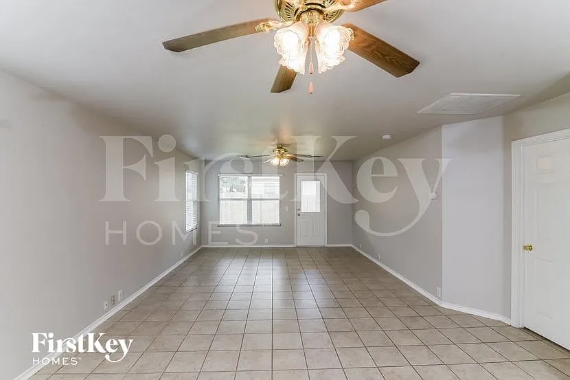 3 bed, 2.0 bath, 1527 sqft, $1,830 — Photo 3