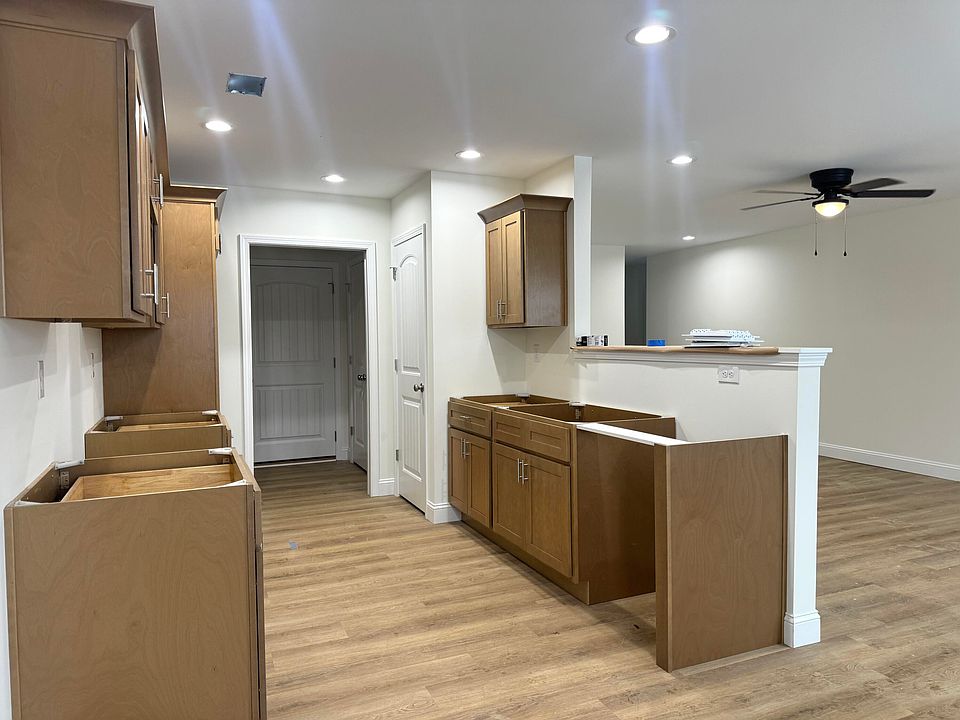 2nd image of 105 Brooks Dr