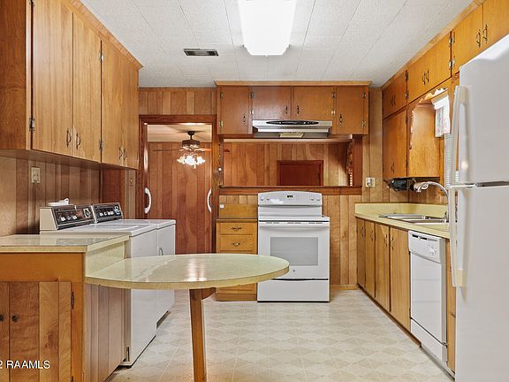 4th image of 2707 Charity St