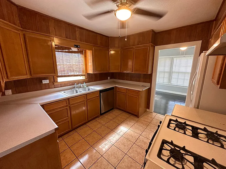 211 W Holland St — Photo 4