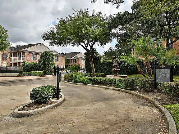 3rd image of 2255 Braeswood Park Dr APT 117