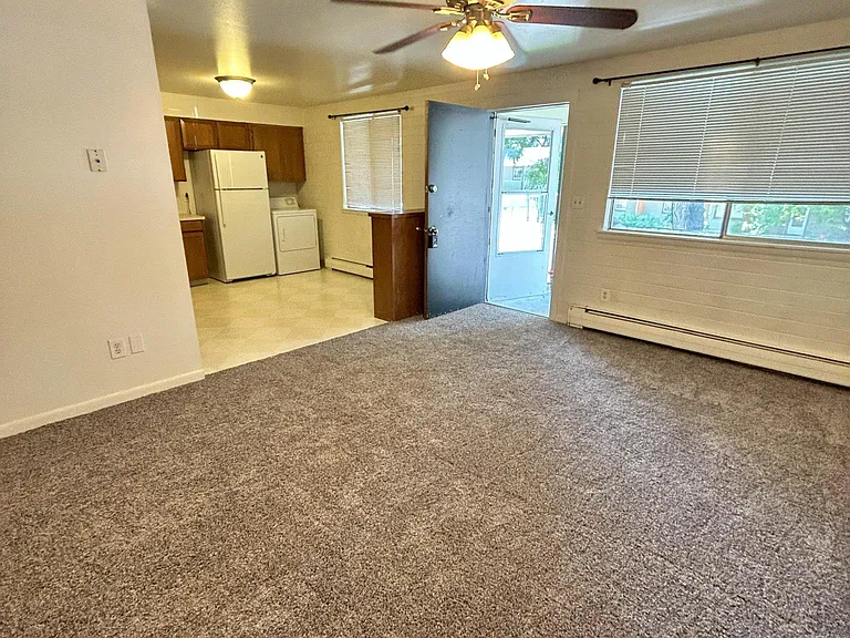 702 E Myrtle St — Photo 2