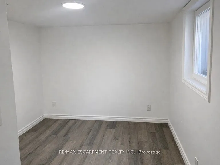 23 Ivanhoe Rd #LOWER — Photo 10