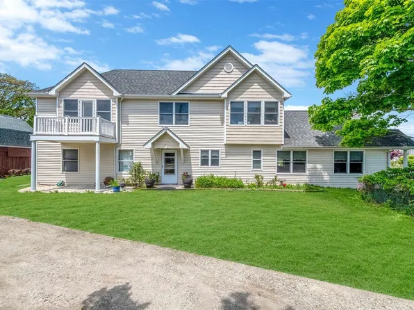 300 S Snedecor Ave, Bayport, NY 11705