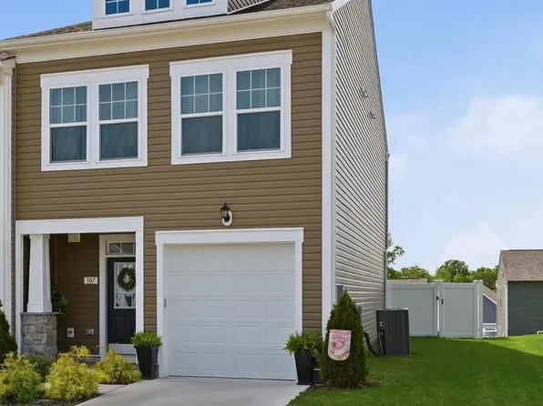 107 Clifton Mnr, Falling Waters, WV 25419
