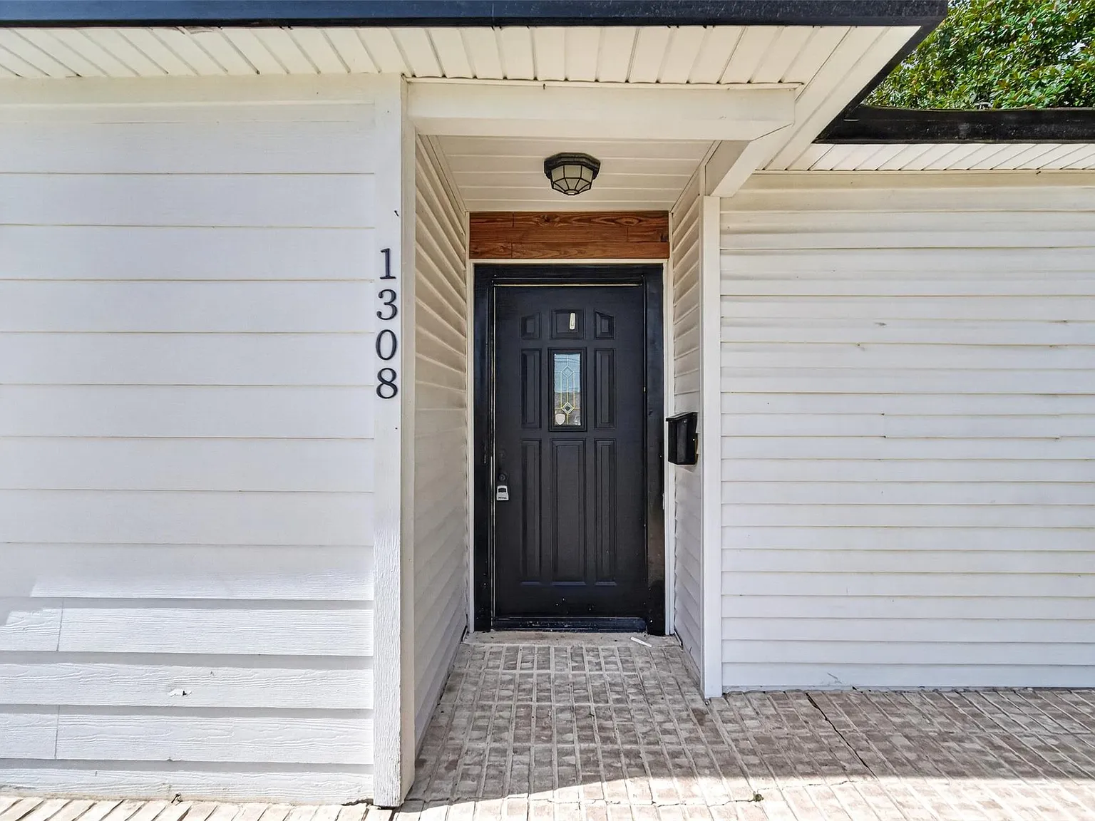 3 bed, 2.0 bath, 1298 sqft, $2,050 — Photo 3