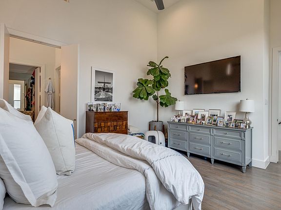 5th image of 5804 Lindell Ave #105