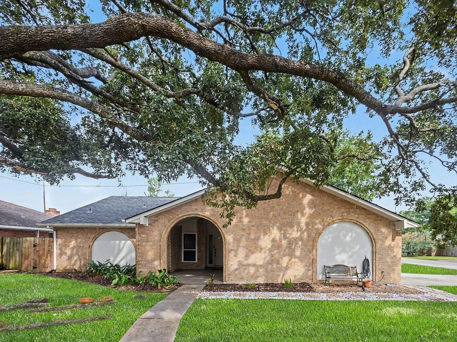 3 bed, 2.0 bath, 1695 sqft, $2,000 — Photo 1